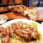 香港厨房 - 薄めの鶏肉がカリッとした衣をまとっています。味付けはかなり濃いめの甘じょっぱさ