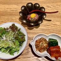焼肉すどう 春吉 - サラダ　キムチ　ユッケやばめ