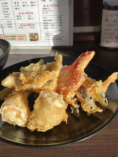 天ぷら 大吉 - 左上から、穴子、紅生姜、茄子。手前は、肉巻きポテト。カリッと上がってます。