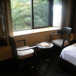 月の花 梟 - ベットサイドにもテーブルセットがありました。