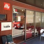 カフェ グラッソ - 赤を基調にしたお店のガラス越しに赤いトラックが偶然止まってました。