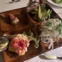 スンガリー 新宿東口本店 - ◆ 野菜前菜の盛り合わせ　1,738円 サリョンナヤ・カプスタ（細切りのディル風味発酵キャベツ） サリョンナヤ・アグレツ（ハーブとミルポワに漬けた発酵きゅうり） ロシアンサラダ（ビーツとジャガイモのロシア風サラダ）