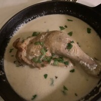 スンガリー 新宿東口本店 -  シュクメルリ　2,068円 （骨付き鶏もも肉のプレス焼きガーリッククリーム煮込み）