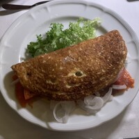 スンガリー 新宿東口本店 - マリノーブナヤ・ケタのブリヌイ包み　（3名様用）　￥3154 (ロシア式フレッシュサーモンマリネのブリヌイクレープ包み)