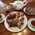 BURDIGALA TOKYO - 本日の朝食の全容！てか、パンと紅茶のみ！