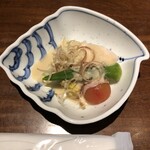 Hirakawachou Kanaya - 野菜小鉢：冷やし鶏と夏野菜のごまだれ餡かけ