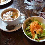 カフェ サルーテ - スープランチのスープ、パスタランチのサラダ
