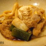 山本屋総本家 本家 - 白かまぼこ・ネギ・卵・鶏肉が入っています