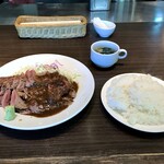 キャトルラパン - ステーキランチ 400g 山葵醤油・味噌ライス大盛り 全貌