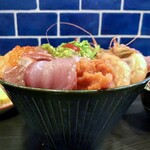 大阪大衆居酒屋 飯と酒と音 almalio - 平日限定ランチ わさび漬け海鮮丼 海鮮グレードアップ 
