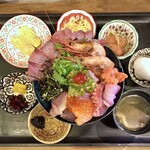 大阪大衆居酒屋 飯と酒と音 almalio - 平日限定ランチ わさび漬け海鮮丼 海鮮グレードアップ 生卵 上から