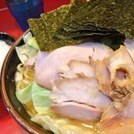 らーめん 谷瀬家 - ちゃーしゅーめん 中盛240g(1150円)+キャベツ(100円)+のり(100円)。