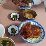 白孔雀食堂 - 蓋をとったところ　奥:名物カツ丼（1400円 2023年8月)  手前:名物カツ丼小（950円　2023年8月)