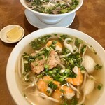 Hoian - シーフードのフォーと牛肉のフォー（豪華版）