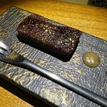 隼 - テリーヌ・ショコラ
      紹興酒の香りを加えたテリーヌショコラ
      ココナッツミルクで作った自家製のキャラメルを添えて