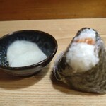 静岡おでん 酔ごころ - 粒がたつ白米と香ばしい鮭のおにぎり