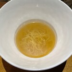 隼 - ・上湯麺
      上湯スープと香港細麺のみのシンプルなスープヌードル