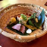 ろあん松田 - 八寸。竹籠に盛られており、夏らしくて見た目にも涼しげ。どれも味わい深く、とても美味しく頂けた。こういった料理を楽しめるのも、コースならではだろう。