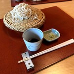 ろあん松田 - 一皿目の蕎麦が運ばれてきた。蕎麦は丸抜き。出汁に本山葵が付く。