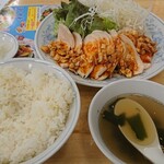 ぎょうざの満洲 - 国産ハーブ鶏のよだれ鶏と餃子のセット