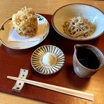 ろあん松田 - 蕎麦は最後となる三皿目。この三皿目も挽きぐるみだが、これまでとは食べ方が異なる。