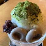 ろあん松田 - 上には抹茶が振りかけられる。このかき氷だけでもなかなかのボリュームだ。懐石コース全体としても、かなり胃袋は満たされるだろう。