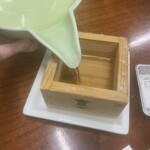 秀萬 - 剣菱の樽酒一合を升に注いで塩で呑む　憧れの経験