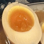 213313087 - 味玉は黄身が少し硬めのとろーりタイプです。