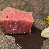 レミニセンス - ⑫黒毛和牛シャトーブリアン、酢橘と胡椒のクリーム、フロマージュブラン
                      牛肉は卒業した私ですが良いお肉をこれくらいの分量で頂けるととても嬉しい
                      ソースで色々と楽しめるのも良いですね