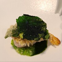レミニセンス - ⑧松笠揚げ白甘鯛(静岡県駿河湾産、サスエ前田魚店)、オクラ、茹で葱、小松菜のフリット、蔓紫載せ、鶏とバターの出汁スープ掛け
                    白甘鯛が主役になるように組み合わされた野菜と出汁スープ、バランスが良い