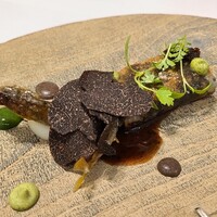 レミニセンス - ⑦鮎(岐阜県和良産)&鮎の肝ペーストを玉蜀黍&海苔&ナッツの生地で包み焼き、塩焼き稚鮎、馬鈴薯のピューレ、蓼のソース、トリュフクリーム、パクチーの新芽載せ、スライストリュフ掛け