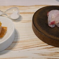 レミニセンス - ③フォアグラのテリーヌ
                    ④マハタ(静岡県駿河湾産、サスエ前田魚店、6kg)
                    フォアグラのテリーヌを食べてから砂時計を立てて45秒後にマハタを口に入れる様に食べます