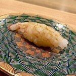 ひとつ - ❺赤須海老 〜地元のわりと深い海に生息する赤須海老の昆布締め。小振りな海老だが殻が朱色で美しくとろりとした甘みがある。