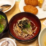 休暇村 乳頭温泉郷 - セリやジュンサイのトッピングがたっぷり