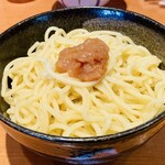 響き屋 - つけ麺（梅が乗ってます。よく混ぜて）