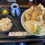 長寿饂飩　つるかめ - かしわ天ぶっかけ（麺大盛り）・炊き込みご飯