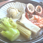お食事処 味波季 - ホタテ、イカ、エビの陶板焼き