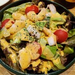 和酒・煮込み らいどん - えびとアボカドごろごろサラダ