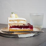 SUMI BAKE SHOP - 桃と杏仁、アールグレイのショートケーキ（730円） 奄美大島のすもものタルト（730円） 梅ジュース（580円）