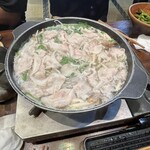 木村屋本店 - しゃぶしゃぶは、野菜と一緒に食べると最高ですね。肉の甘味は少なく、旨味は良い感じです。最初の肉は良かったのですが、2皿目からは少し質が落ちたような感じがします。