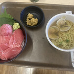 まぐろレストラン - 中トロ丼1780円　半蛤ラーメン280円