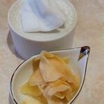 丸喜すし - 握りの前に　ガリとお手拭き