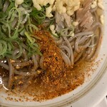 粋麺あみ乃や - この前だけ、街路樹が枯れて！。。いや、違いﾏｼﾀﾈ笑