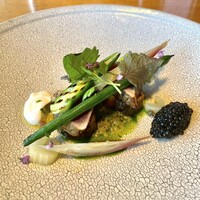 Restaurant Sola - ②温前菜：対馬産鰹と藁焼きと茄子を
                    　　　　　山葵のラビボットソースで
                                      夏野菜のピクルス　キャビア（+2,000円）