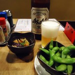 沖縄レトロ酒場呑む三 - スタートアップ。枝豆は100円也。