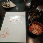 デリー - メニュー表紙､ピクルス、アチャール。このピクルスとアチャールも秀逸で､このお店には全く隙がない。