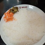 デリー - ピクルスと玉ネギのアチャールを乗せたライス 