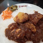 デリー - 奥がジャガイモ､手前３つが鶏モモ肉。