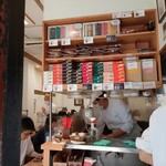 デリー - レトルトカレー販売。スーパーにはおいていない種類が沢山！ 4人前(上から2段目)も各種ある。