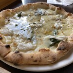 Garden Pizzeria IZAEMON - クワトロフォルマッジ